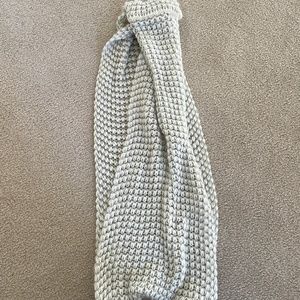 Loose knit scarf,